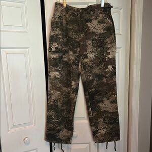 Cabela's Brown and Green Cargo Pants